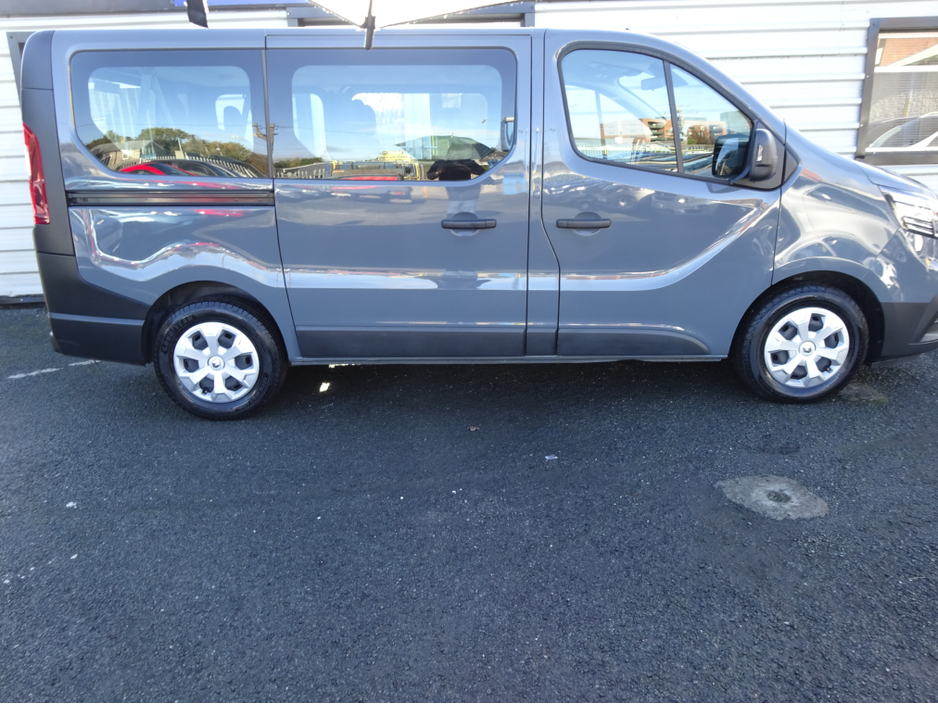 2023 Renault Trafic - image 8