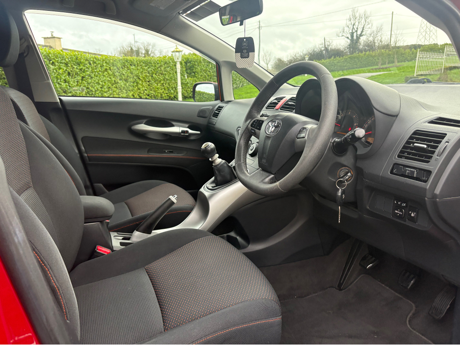 2011 Toyota Auris - image 3