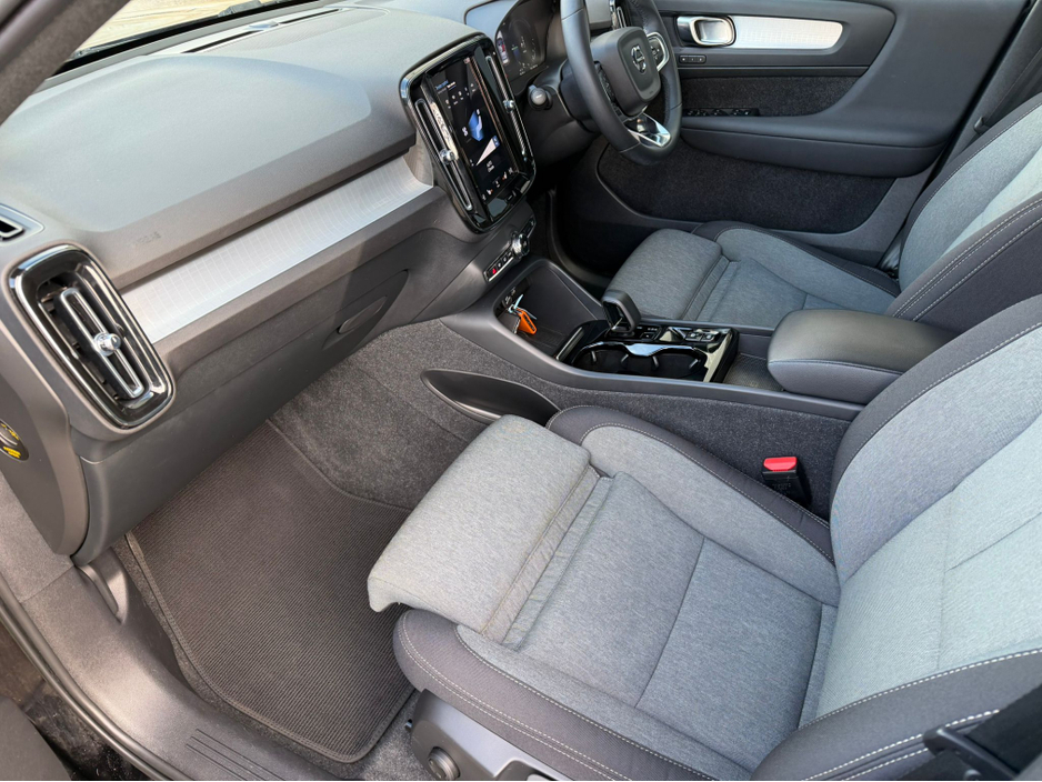 2023 Volvo XC40 - image 7