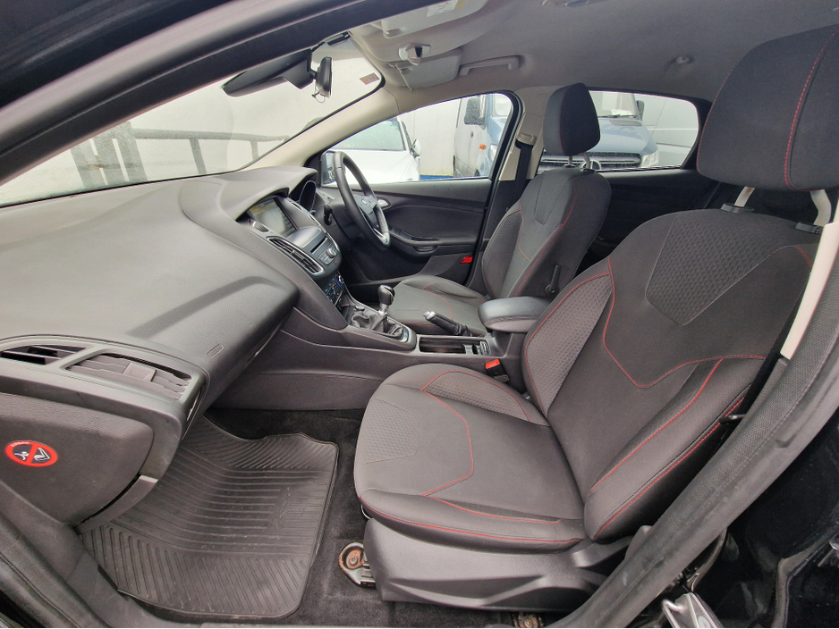 2015 Ford Focus - image 23