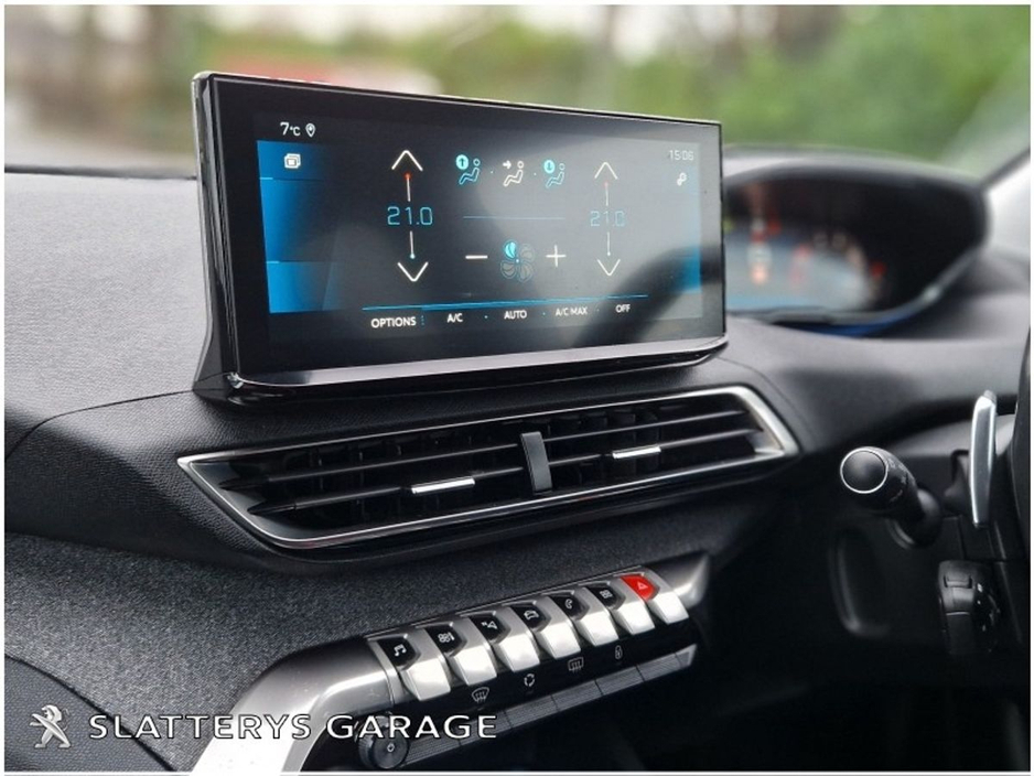 2022 Peugeot 5008 - image 10