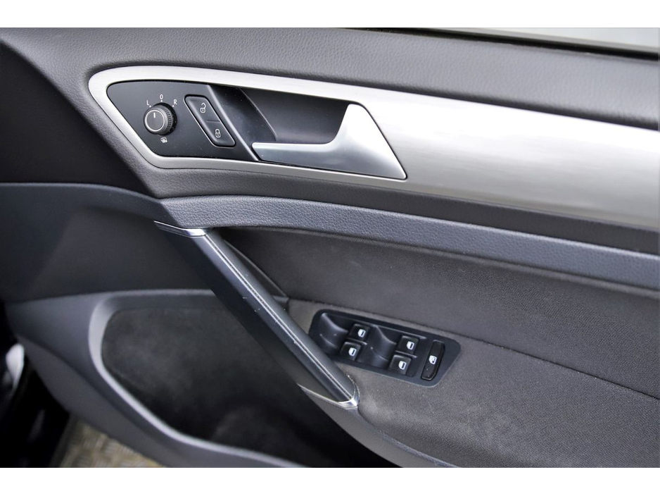 2015 Volkswagen Golf - image 24