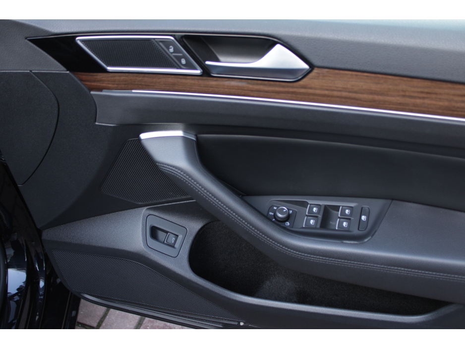 2018 Volkswagen Passat - image 10