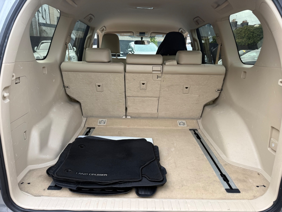 2020 Toyota Landcruiser - image 24