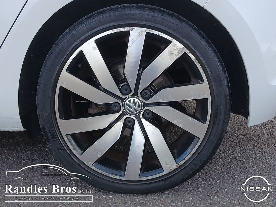 2017 Volkswagen Golf - image 9