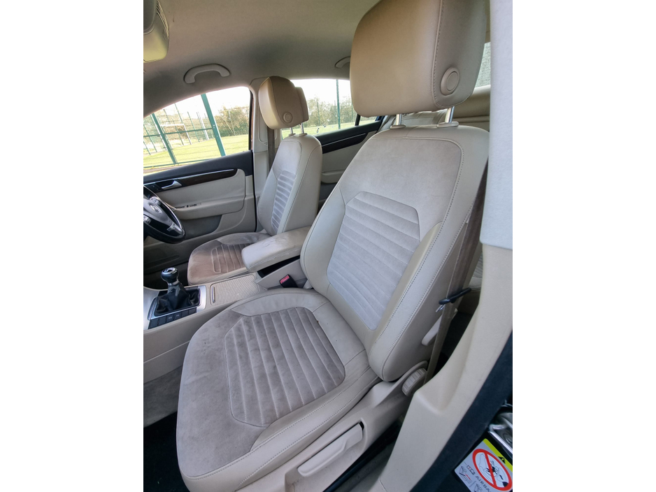 2011 Volkswagen Passat - image 16