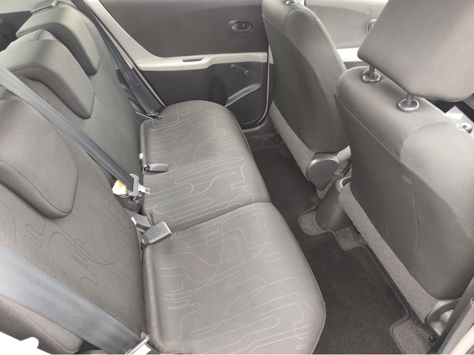2009 Toyota Yaris - image 8