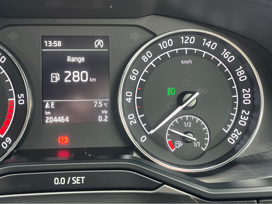 2018 Skoda Superb - image 18