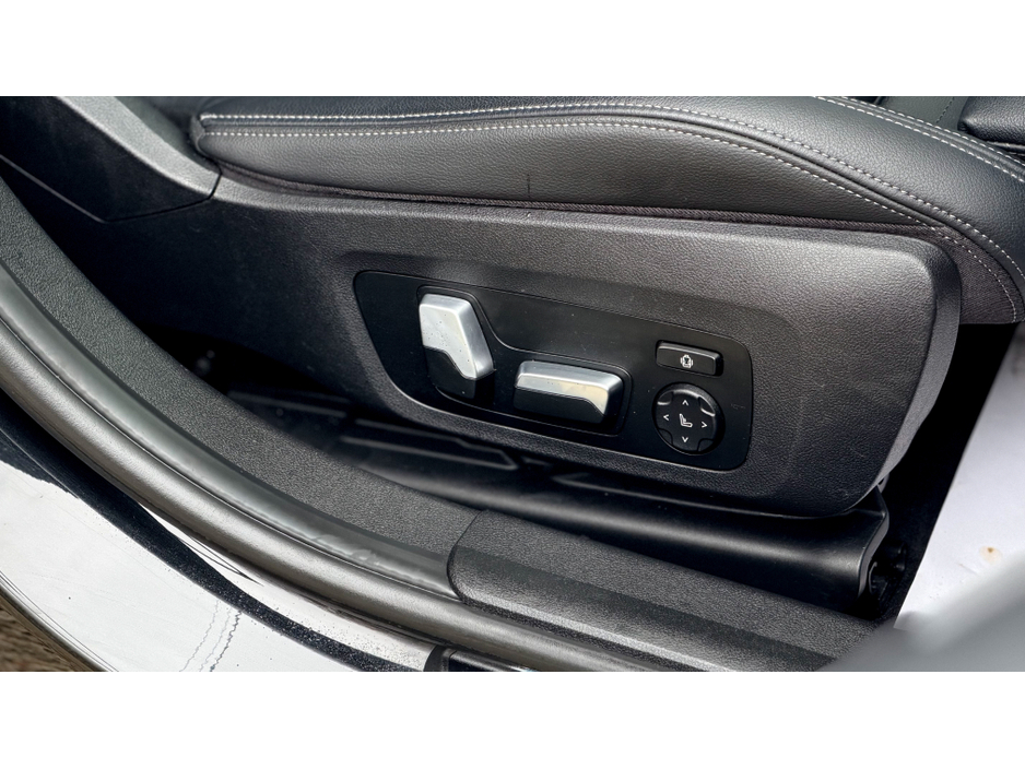 2020 BMW 3 Series - image 9