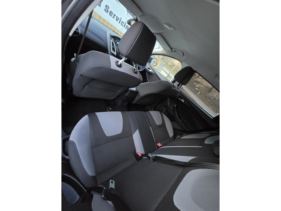 2014 Ford Focus - image 12