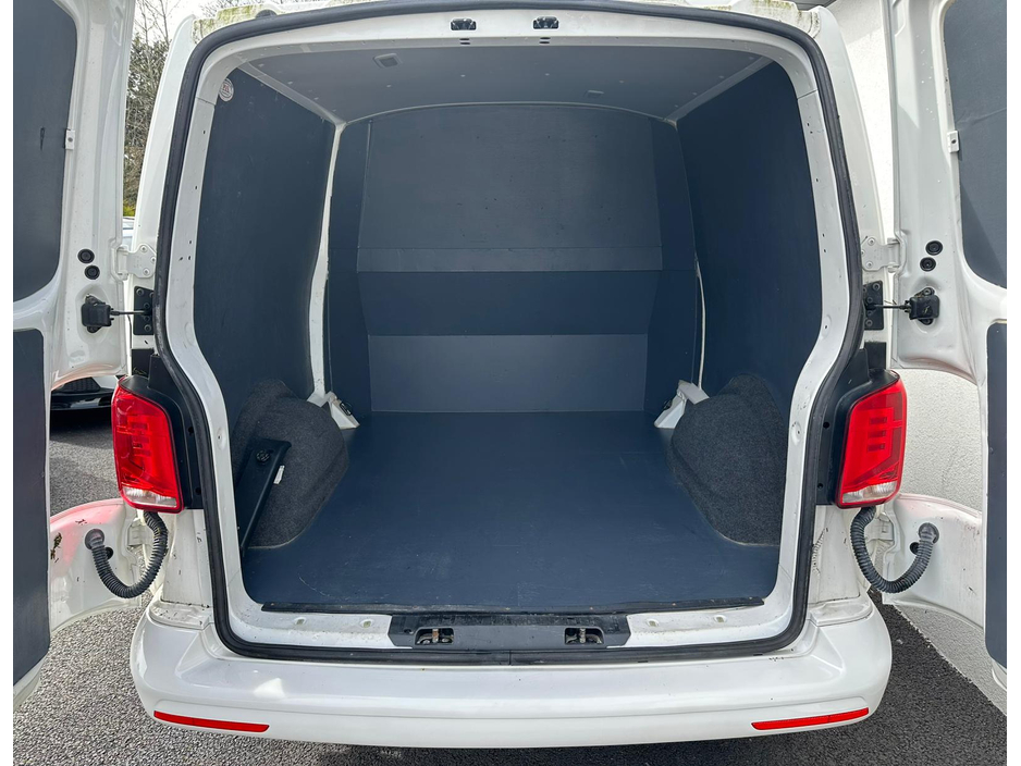 2021 Volkswagen Transporter - image 25