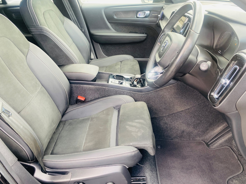 2023 Volvo XC40 - image 12