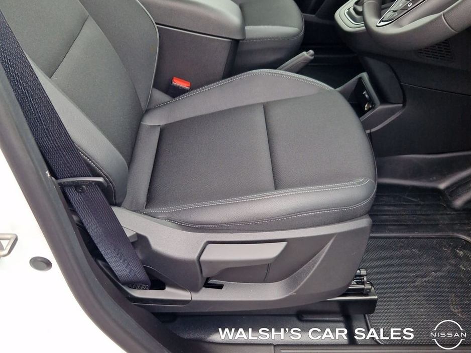 2025 Nissan Townstar - image 25