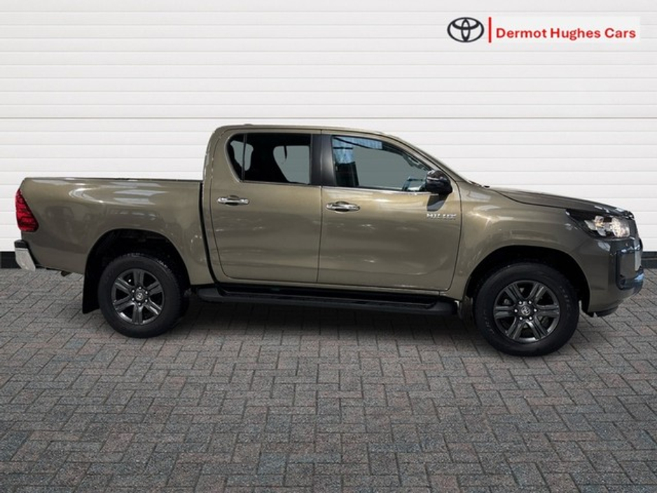 2024 Toyota Hilux - image 3