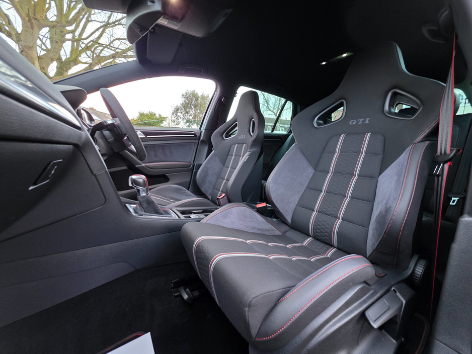 2016 Volkswagen Golf - image 21