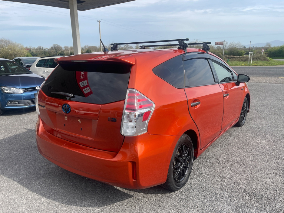 2014 Toyota Prius Alpha - image 6