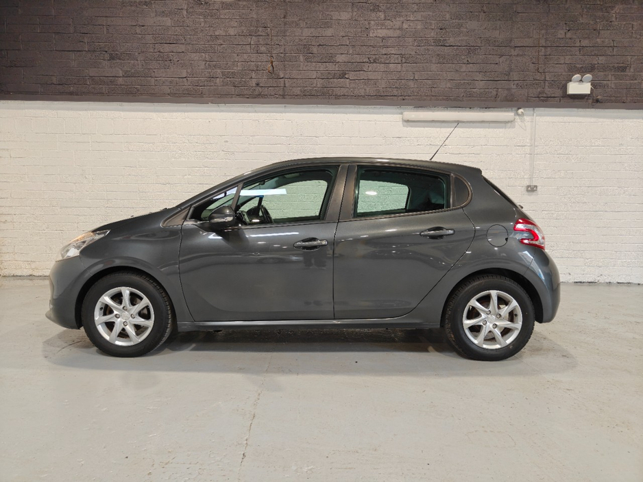 2014 Peugeot 208 - image 4