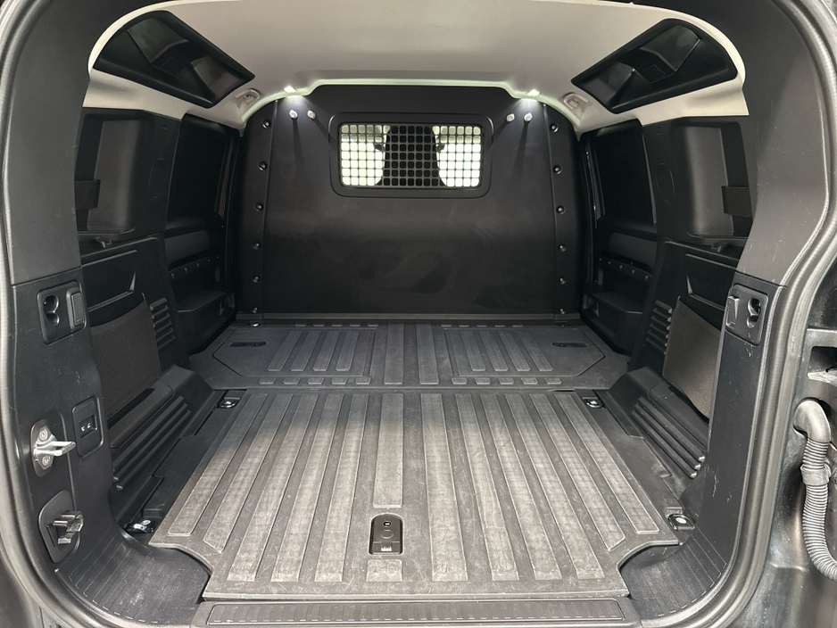 2021 Land Rover Defender - image 30