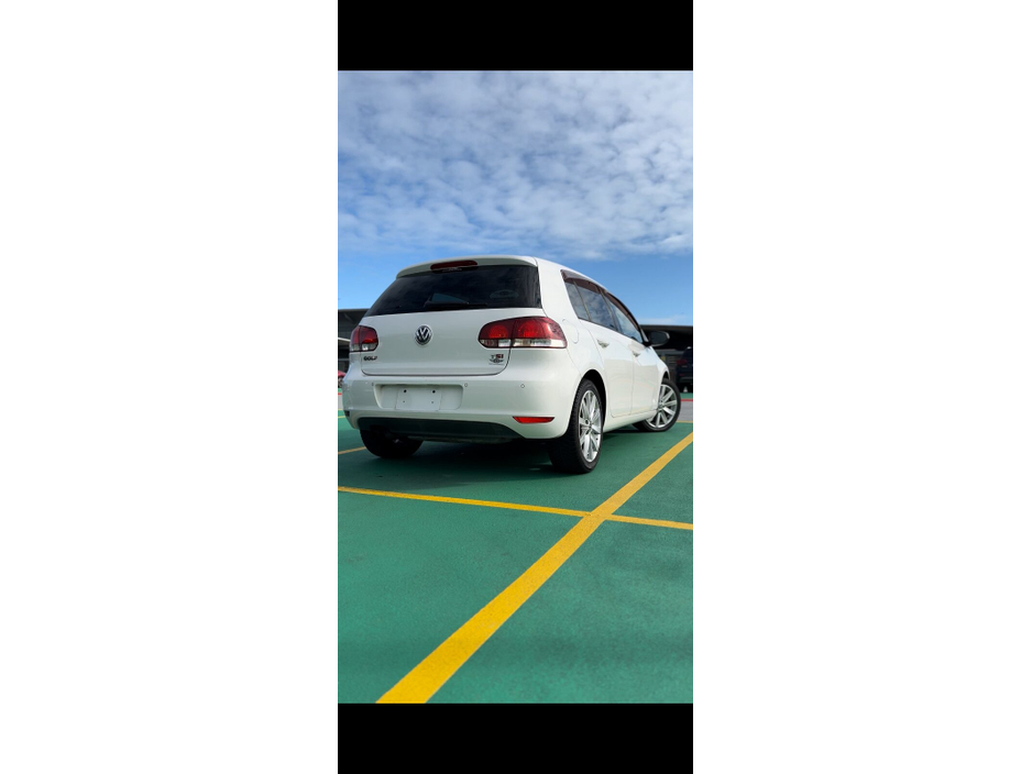 2012 Volkswagen Golf - image 4