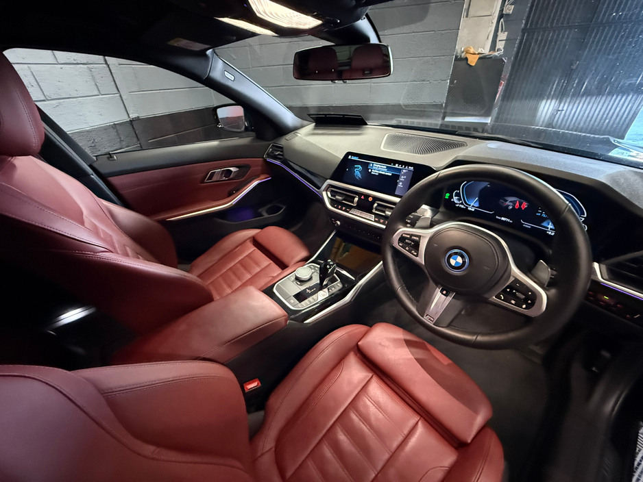 2021 BMW 3 Series - image 8