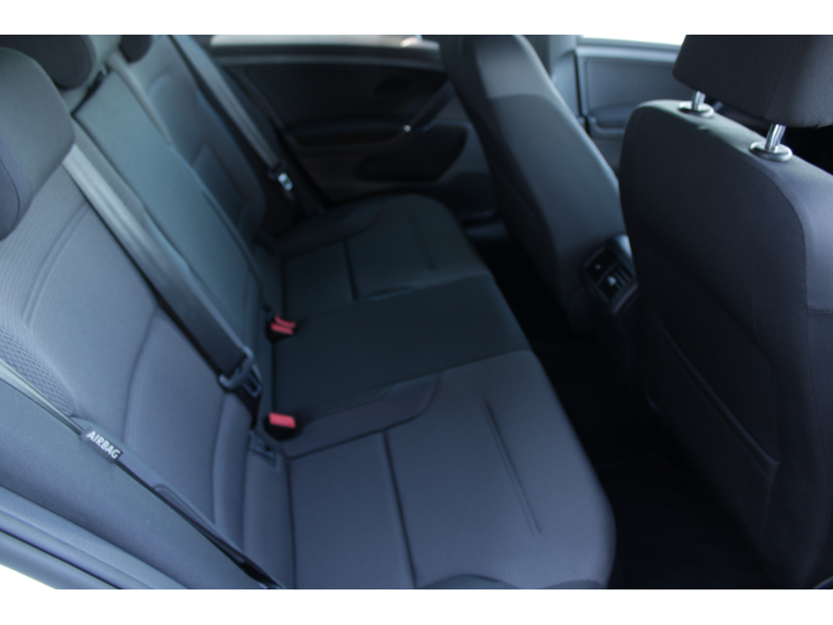 2016 Volkswagen Golf - image 16