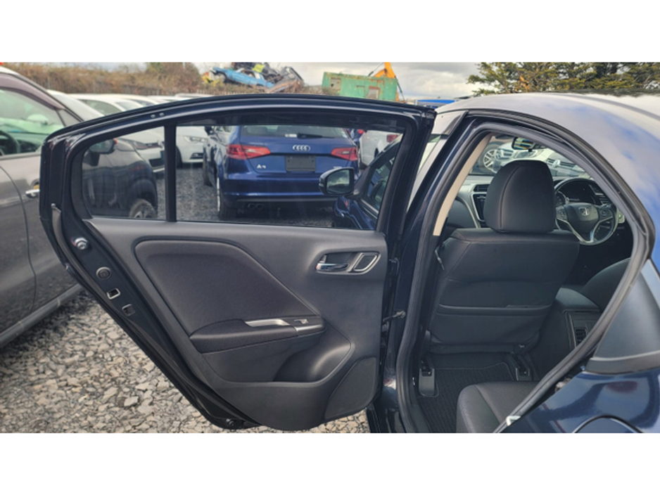 2017 Honda Grace - image 8