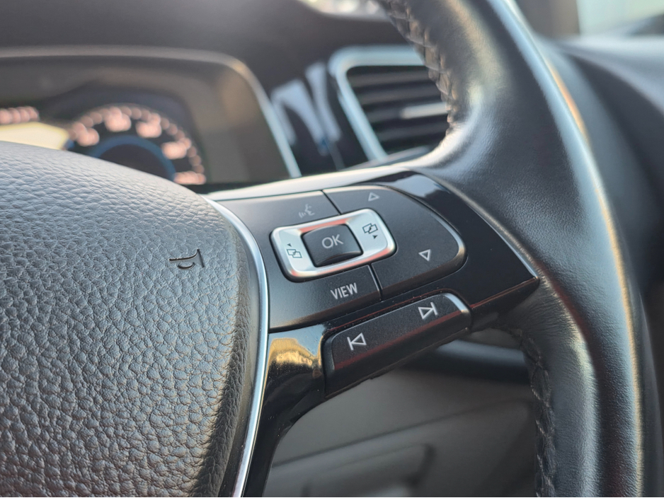 2019 Volkswagen Golf FULL CREAM LEATHER SEATS  ELECTRIC HEATED SEATS SAT NAV PACK - VIRTUAL CLOCKS -REVERSE CAMERA - NAVIGATION - CARPLAY - ANDROID AUTO- BLIND SPOT REAR TRAFFIC ASSIST - DISCOVER PRO €21,950