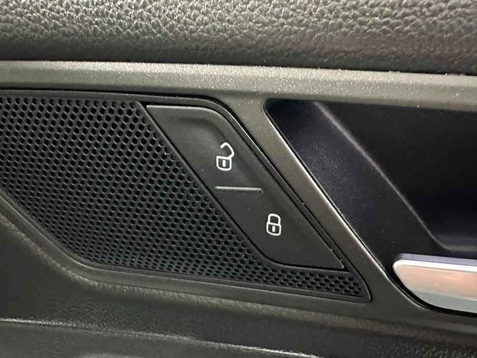 2020 Volkswagen Tiguan - image 23