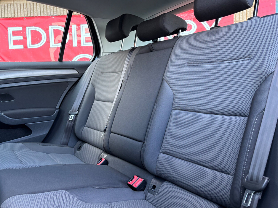 2013 Volkswagen Golf - image 12