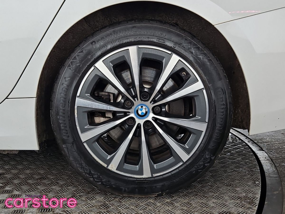 2023 BMW 3 Series - image 14