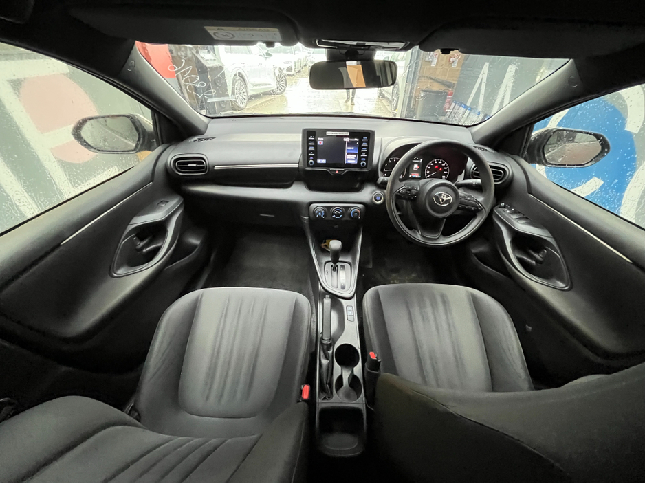 2021 Toyota Yaris - image 12