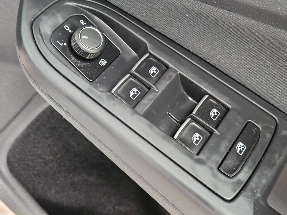 2020 Volkswagen Golf - image 8