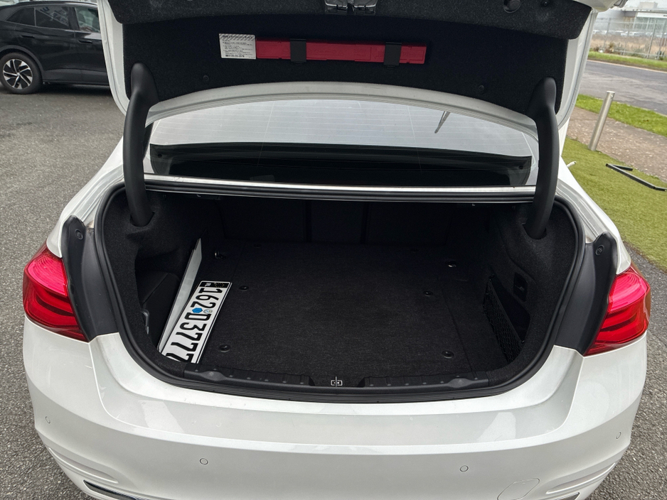 2016 BMW 3 Series - image 9