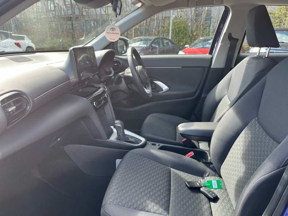 2025 Toyota Yaris Cross - image 6