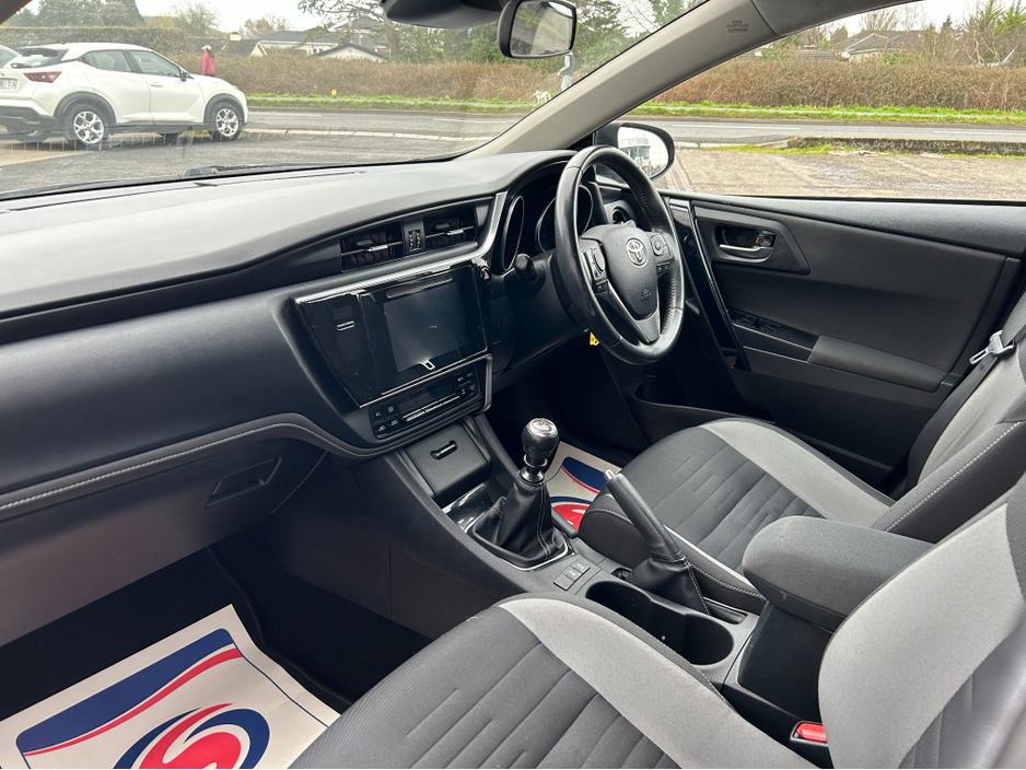 2017 Toyota Auris - image 9