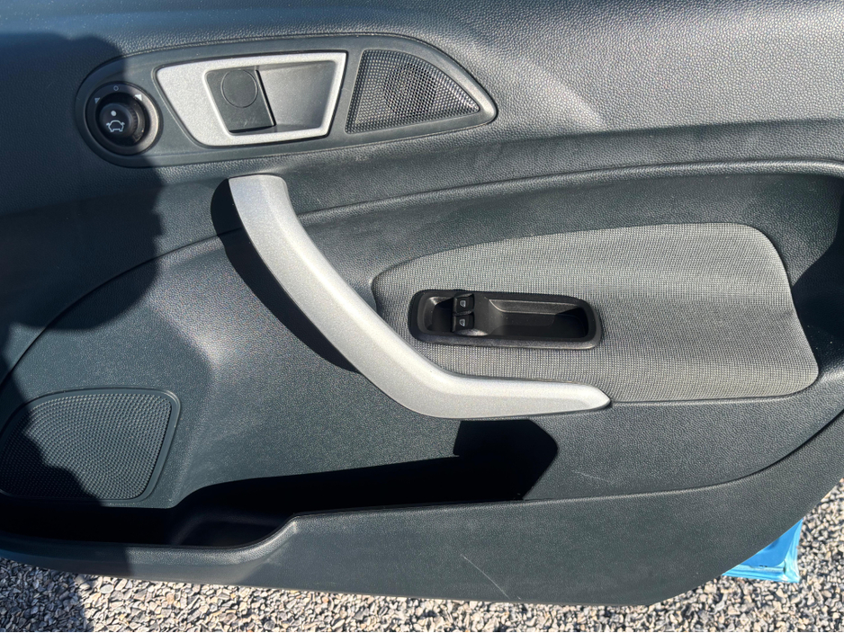 2012 Ford Fiesta - image 10