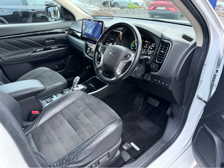 2019 Mitsubishi Outlander - image 2