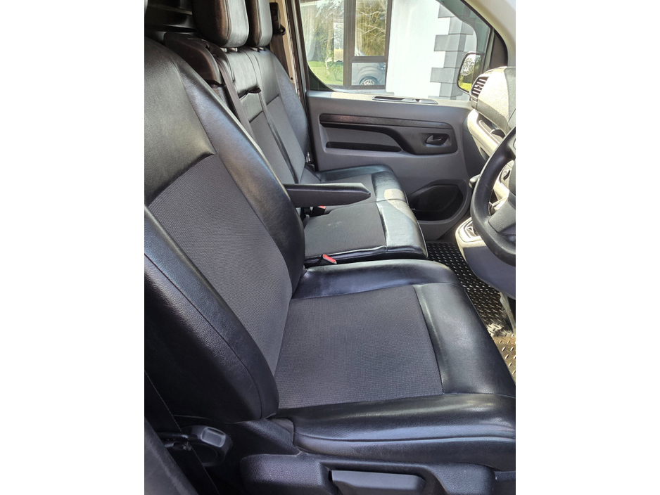 2021 Vauxhall Vivaro - image 16