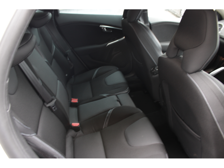 2017 Volvo V40 - image 16