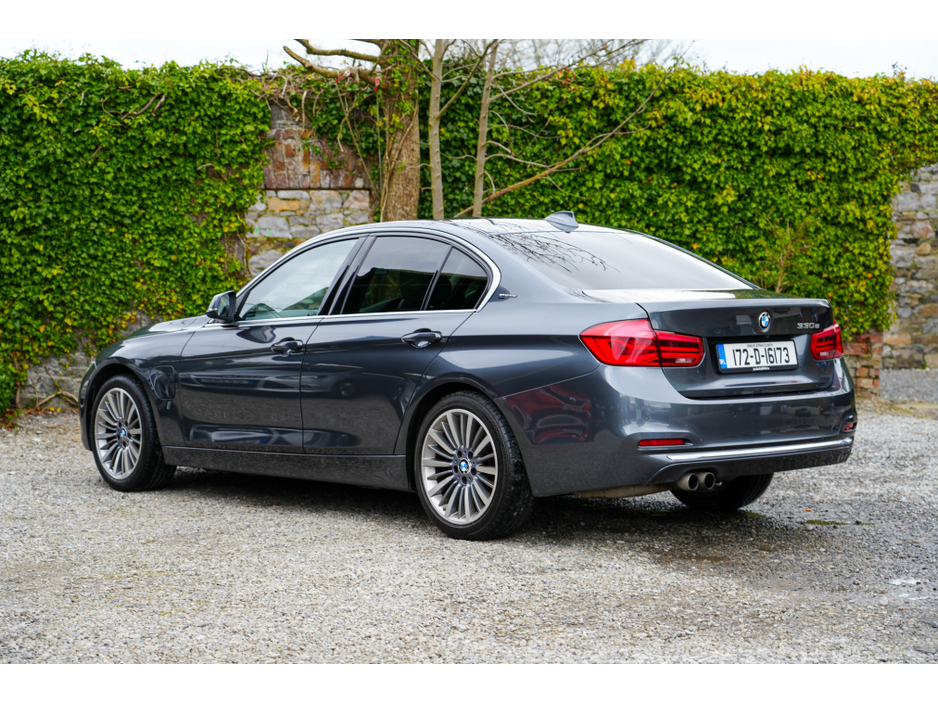 2017 BMW 3 Series - image 3