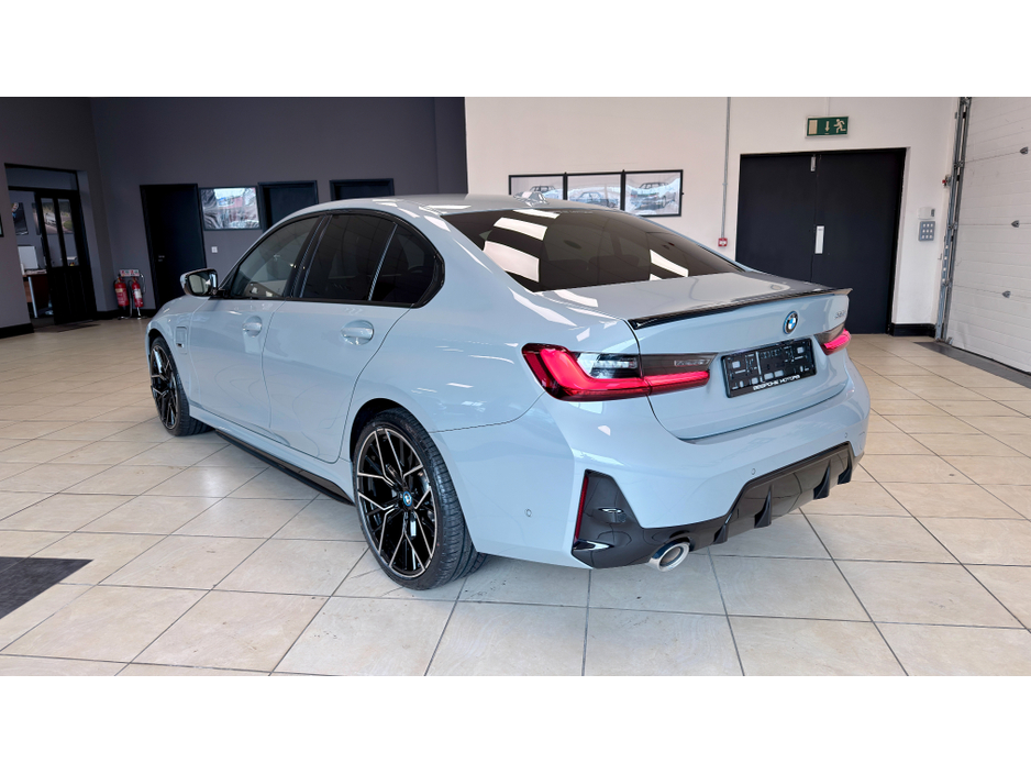 2023 BMW 3 Series - image 24