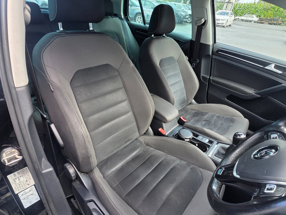 2015 Volkswagen Golf - image 4