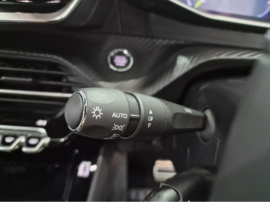 2024 Peugeot 2008 EV GT (50KWH BATTERY) AUTOMATIC **ONE OWNER / TOP SPEC / APPLE CARPLAY / CRUISE CONTROL / HALF LEATHER / KEYLESS ENTRY / REVERSE CAMERA / WIRELESS PHONE CHARGING / PEUGEOT WARRANTY 03|2027** €25,900