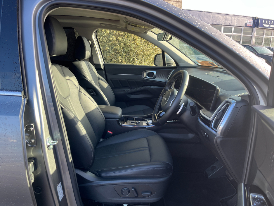2025 Kia Sorento - image 16