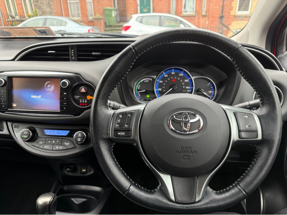 2015 Toyota Yaris - image 14