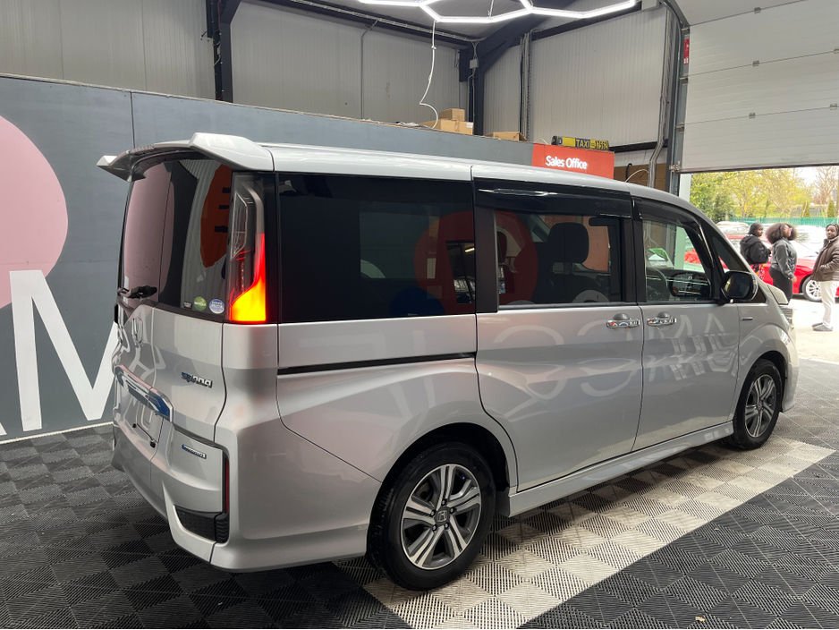 2018 Honda Stepwagon - image 2