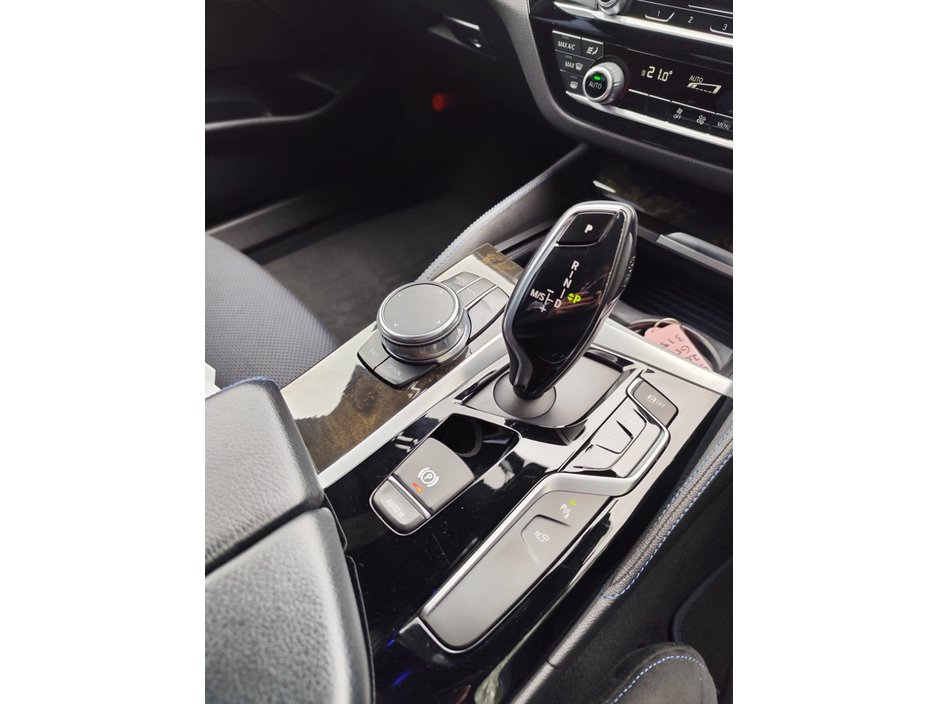 2018 BMW 5 Series - image 26