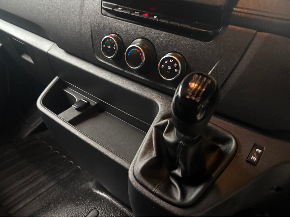 2020 Renault Master - image 6