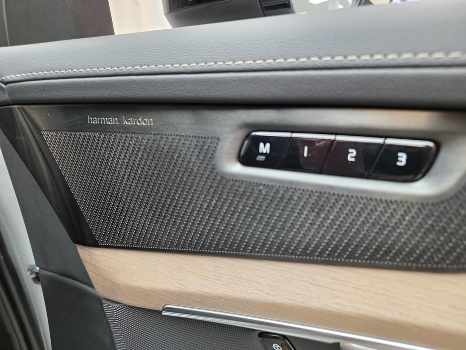 2025 Volvo XC90 - image 12