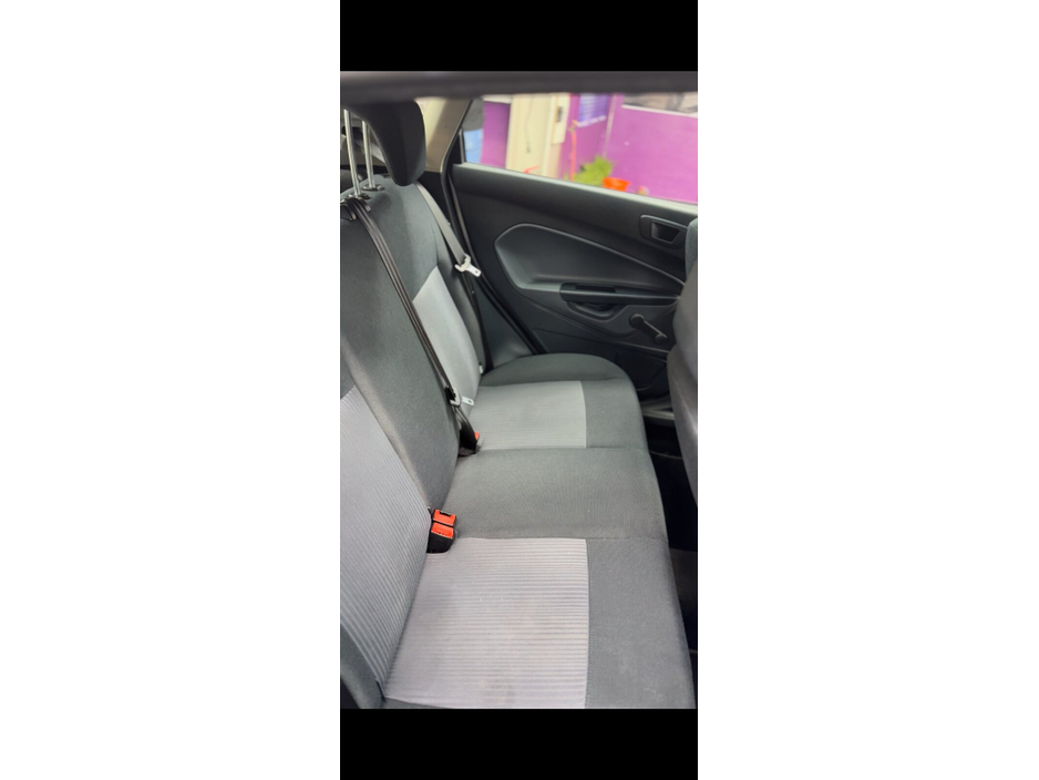 2011 Ford Fiesta - image 7